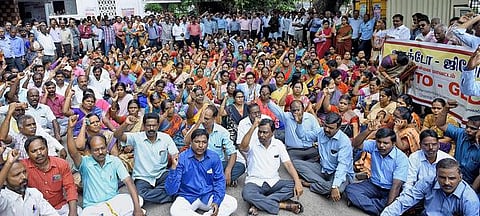 ஆசிரியர் போராட்டத்தை தூண்டியதாக வட்டாரக் கல்வி அலுவலர் சஸ்பெண்ட்