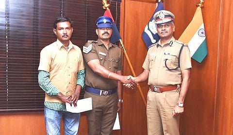 வாகனச் சோதனையில் காவலர் மீது பெப்பர் ஸ்ப்ரே அடித்து தப்பிய குற்றவாளி; மடக்கி பிடித்த ஆட்டோ ஓட்டுநர்: காவல் ஆணையர் வெகுமதி