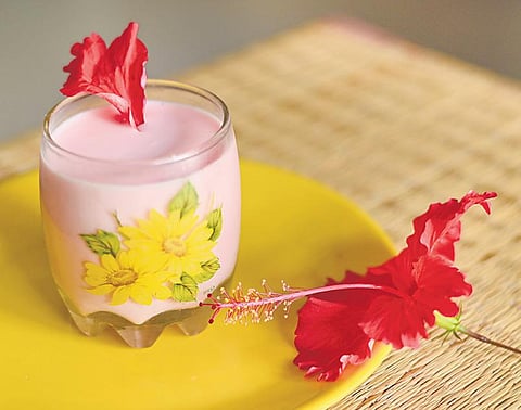 தேர்வு நேரச் சத்துணவு: செம்பருத்தி மில்க் ஷேக்