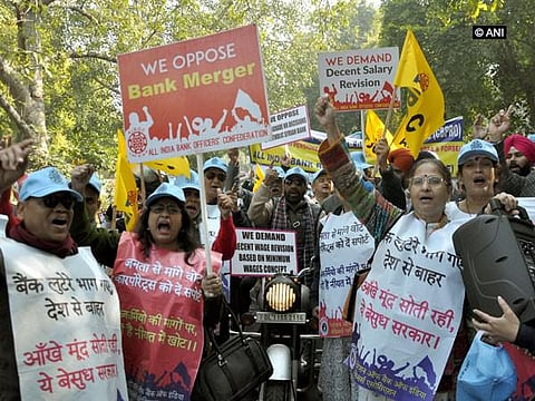 வங்கி இணைப்பை எதிர்த்து வங்கி ஊழியர்கள் ஆர்ப்பாட்டம்: புதுடெல்லியில் 15 ஆயிரம் பேர் திரண்டனர்