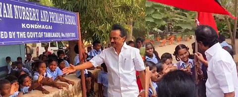 சிவகங்கையில் பள்ளி சிறார்களைக் கண்டு உற்சாகமான ஸ்டாலின்: காரை நிறுத்தி கைகுலுக்கி வாழ்த்து