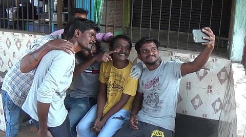 மரத்துப் போய்விடவில்லை மனிதநேயம்: தனித்து விடப்பட்டவர்களுக்கு கரம் கொடுக்கும் இளைஞர்கள்