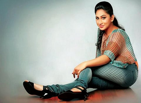 பக்கத்து வீடு: திருநங்கை என்பது பாலினம்… அடையாளமல்ல