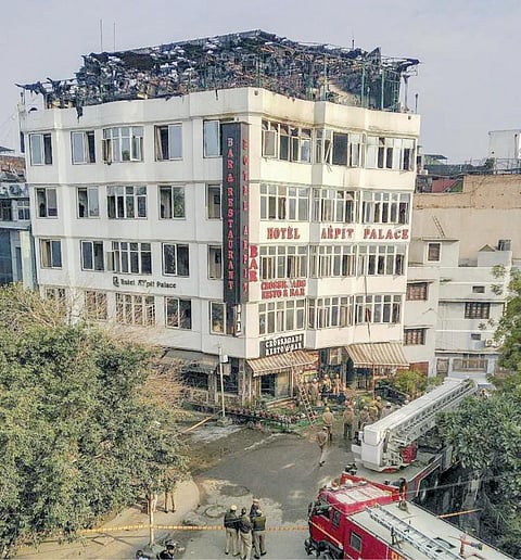 டெல்லி ஓட்டல் தீ விபத்தில் 2 தமிழர்கள் உட்பட 17 பேர் மரணம்