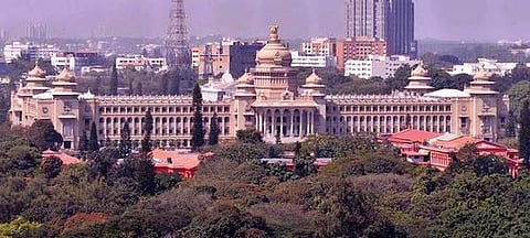 அமைச்சர் எனக் கூறி கர்நாடக சட்டப்பேரவையில் அறை எடுத்துத் தங்கி தமிழக தொழிலதிபரிடம் ரூ. ஒரு கோடி மோசடி செய்த கும்பல் கைது