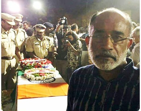 வீரமரணம் அடைந்த வீரர் உடல்முன் செல்ஃபி எடுத்த மத்திய அமைச்சர்: விளாசிய நெட்டிசன்கள்