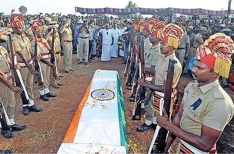 காஷ்மீரில் வீரமரணமடைந்த சுப்பிரமணியனின் நீங்கா நினைவுகளுடன் சவலாப்பேரி கிராமம்: உறவினர்களும், நண்பர்களும் கண்ணீர் 
