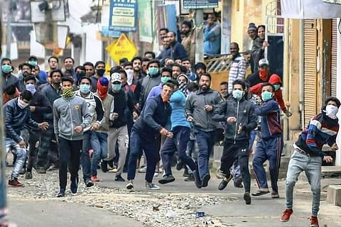 புல்வாமா தாக்குதல் எதிரொலி: மிரட்டல், துன்புறுத்தலால் காஷ்மீர் மாணவர்கள் சொந்த மாநிலம் திரும்பினர்