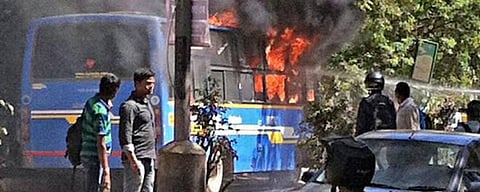 பஸ் தீ விபத்தில் இருந்து 45 பேர் தப்பினர்