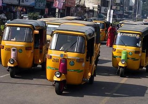 குறுக்கே புகுந்த மோட்டார் சைக்கிள்: திடீர் பிரேக் போட்டதில் ஆட்டோவிலிருந்து விழுந்த 3 மாத குழந்தை பலி