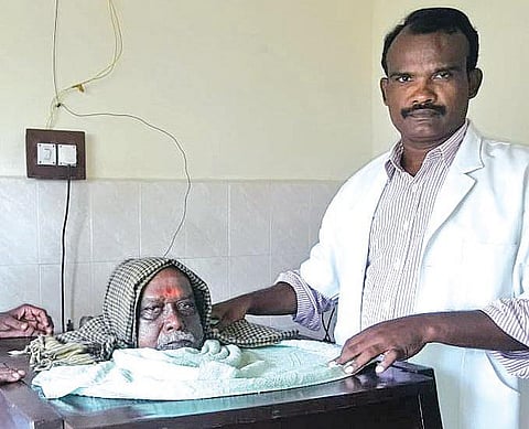 மூலிகை நீராவிக் குளியல் தொடு வர்ம சிகிச்சை...அசத்தும் பவானி சித்த மருத்துவர்!