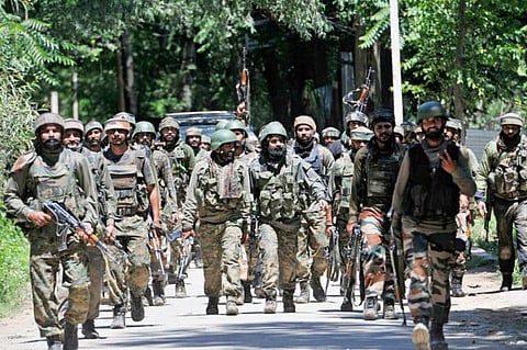 ஜம்மு காஷ்மீரில் ஜமாத் இ இஸ்லாமி தலைவர் உள்ளிட்ட 12 பேர் திடீர் கைது: 65 ஆயிரம் சிஆர்பிஆப் வீரர்கள் குவிப்பு