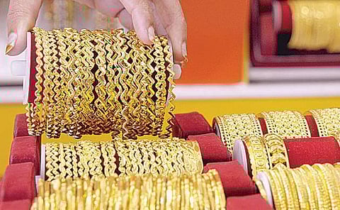 கோவை அருகே சுடுகாட்டில் புதைத்திருந்த ஒரு கிலோ நகைகள் மீட்பு 