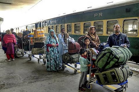 சம்ஜோதா ரயில் சேவையை நிறுத்தியது பாகிஸ்தான்: நடுவழியிலேயே இறக்கிவிடப்பட்ட பயணிகள்