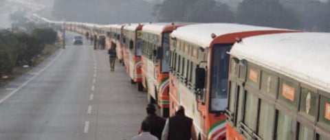 கும்பமேளாவுக்கு வந்த பேருந்துகளைக் கொண்டு கின்னஸ் சாதனை: ஒன்றன்பின் ஒன்றாக 500 பேருந்துகள் அணிவகுத்து ஊர்வலம்