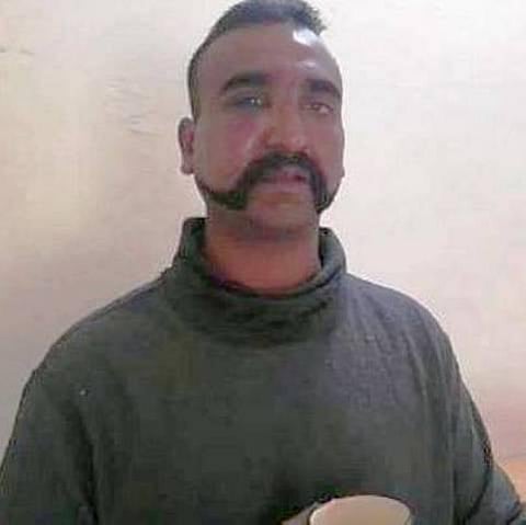 இந்தியாவிடம் ஒப்படைக்கும் முன் அபிநந்தனிடம் வீடியோ வாக்குமூலம் பெற்ற பாகிஸ்தான் ராணுவம்: என்ன பேசினார்?