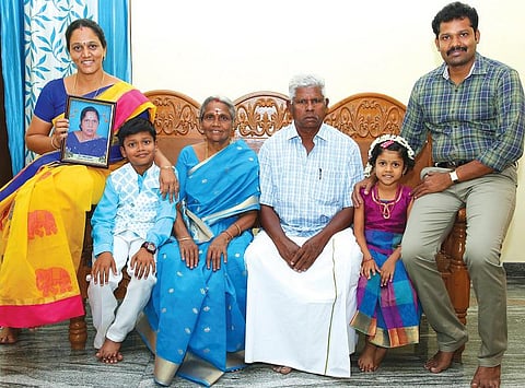 வட்டத்துக்கு வெளியே: ஆட்சியரான ஆசிரியை