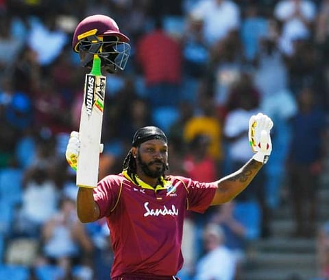 கெயில் காட்டடி, மின்னல் வேக அரை சதம்: தாமஸ் வேகத்தில் இங்கி. சுருண்டது: மே.இ.தீவுகள் எளிதான வெற்றி