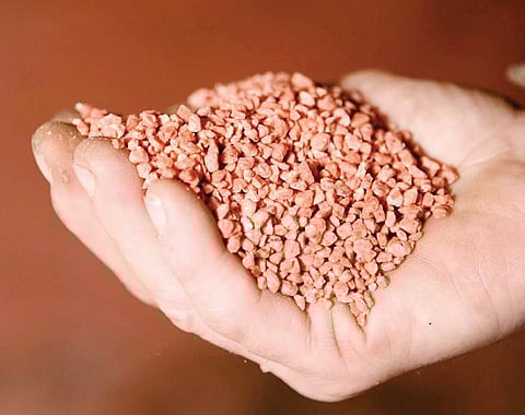 அன்றாட வாழ்வில் வேதியியல் 22: தண்ணீரில் போட்டால் வெடிக்கும்