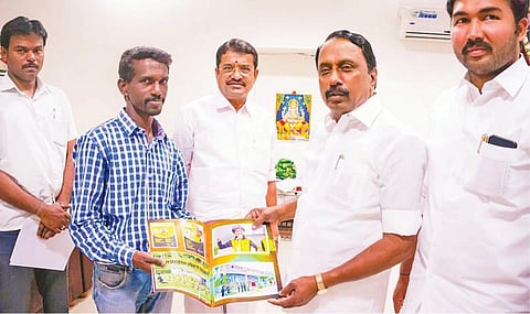 வணக்கம் வாத்தியாரே... அரசுப் பள்ளியை ஹை-டெக்காக மாற்றிய ஆசான்!