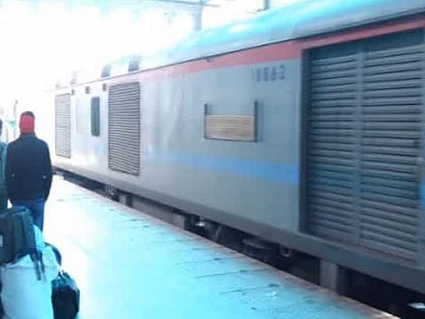 கொடூர ஆயுதங்களோடு பயணிகளைத் தாக்கி கொள்ளை: டேராடூன் ரயிலில் மூகமூடித் திருடர்கள் கைவரிசை