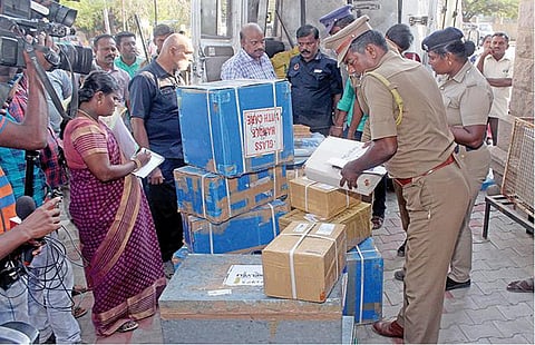 மதுரை வாகன சோதனையில் சிக்கிய ரூ.15 கோடி தங்கம்: தினமும் சிக்குவதால் அதிகாரிகள் அதிர்ச்சி 