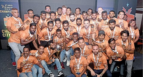 ஐ லீக் கால்பந்து தொடரில் பட்டம் வென்ற சென்னை சிட்டி அணியிடம் கோப்பை ஒப்படைப்பு