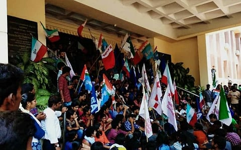 225% கல்விக் கட்டணத்தை உயர்த்திய புதுச்சேரி மத்தியப் பல்கலைக்கழகம்: மாணவர்கள் முற்றுகைப் போராட்டம்