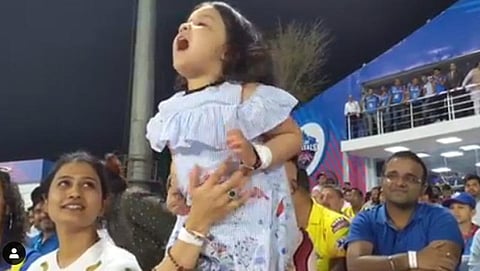 அப்பா போங்க- தோனியை உற்சாகப்படுத்திய மகள் ஸிவா; வைரலாகும் வீடியோ