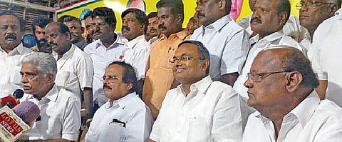 கார்த்தி சிதம்பரத்துக்கு எதிராக உள்ளடி வேலைகள்: மாறினார் சுதர்சன நாச்சியப்பன்.. மாற்றினார் ராகுல் காந்தி