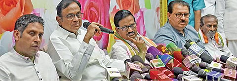 ஏழைக் குடும்பங்களுக்கு ஆண்டுக்கு
ரூ.72 ஆயிரம் வழங்கும் திட்டத்தை காங். அரசு நிறைவேற்றும்: முன்னாள் மத்திய நிதி அமைச்சர் ப.சிதம்பரம் உறுதி 