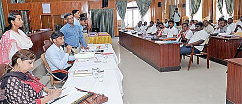 இரு தரப்பினரும் ஆட்சேபம் செய்ததால் நீண்ட பரிசீலனைக்கு பிறகு தமிழிசை, கனிமொழி வேட்புமனுக்கள் ஏற்பு