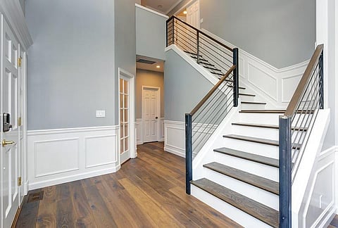 மாடிப்படி கவனம்