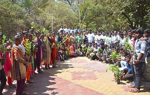 ஏப்ரல் ஃபூல் தினத்தை ஏப்ரல் கூல் தினமாக கொண்டாடிய மதுரை இளைஞர்கள்: ஒரே நாளில் 20 ஆயிரம் மரக்கன்றுகள் விநியோகம் செய்து அசத்தல்