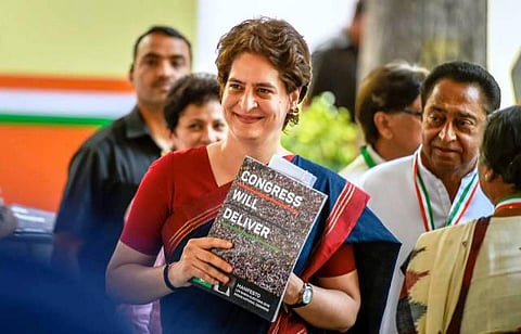 மாநிலப் பட்டியலில் பள்ளிக்கல்வி, ஜிஎஸ்டிக்குள் பெட்ரோல், டீசல், 12-ம் வகுப்பு வரை இலவச கட்டாயக் கல்வி: காங்கிரஸ் தேர்தல் அறிக்கை