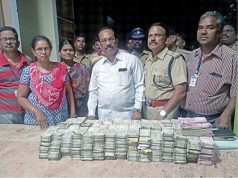 நூதன முறையில் மறைத்து எடுத்து வரப்பட்டது; விசிக பிரமுகர்கள் காரில் ரூ.2 கோடி சிக்கியது: பெரம்பலூர் அருகே தேர்தல் பறக்கும் படையினர் நடவடிக்கை