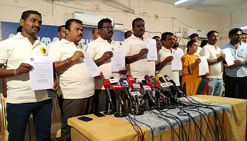 18 சட்டப்பேரவை தொகுதிகள் இடைத்தேர்தலில் திமுக 11 தொகுதிகளில் வெற்றிப்பெற வாய்ப்பு: பண்பாடு மக்கள் தொடர்பகம் கருத்துக்கணிப்பில் தகவல்