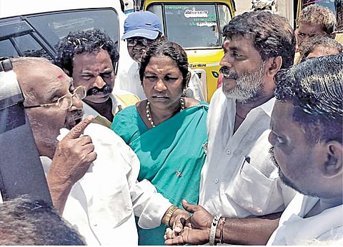 உடல்நிலை ஒத்துழைக்காத நிலையிலும் களத்துக்கு வந்து தீவிர முயற்சி; அமமுகவினரை அதிமுகவுக்கு அழைக்கும் மதுசூதனன்: தேர்தல் சீஸனில் ‘சென்டிமென்ட்’ காட்சிகள்