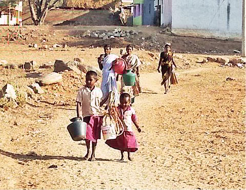 தமிழக-ஆந்திர எல்லையோரத்தில் சாலை, குடிநீர் வசதியின்றி தவிக்கும் ஏக்கல்நத்தம் மலைக்கிராம மக்கள்