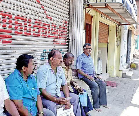 கோவையில் 149 கிலோ தங்க கட்டிகள் பறிமுதல்; 600 நகை வியாபாரிகள் போராட்டம்: பறக்கும் படை சோதனைக்கு எதிர்ப்பு தெரிவித்து கடைகள் அடைப்பு