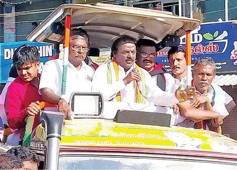 குமரியில் பாஜக - காங்கிரஸ் இடையே கடும் போட்டி- தலைவர்கள் முற்றுகையால்
சூடுபிடிக்கும் தேர்தல் களம்