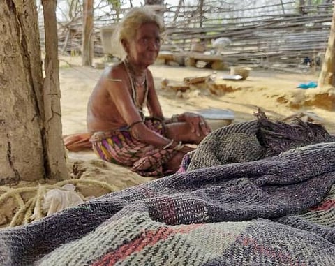 ஆண்டுக் கணக்கில் தேர்தல் என்றால் என்னவென்றே தெரியாத கிராமம்... பசி.. நோய்மையால் நடக்கக் கூட முடியாத மக்கள்