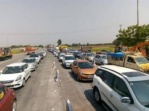 ஆந்திராவில் நாளை தேர்தல்: வாக்களிக்கச் சொந்த ஊர்களுக்கு புறப்பட்டவர்களுக்கு சுங்கச்சாவடிகளில் ‘சிறை’