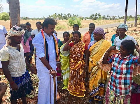 விவசாயிகளிடம் வாக்கு சேகரித்த எல்.கே.சுதீஷ்: களை எடுப்பது எப்படி என அறிந்துகொள்ள ஆர்வம்