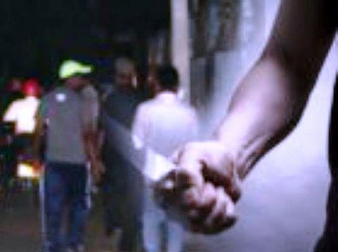 ஐஸ் ஹவுஸில் கத்தியால் குத்தி 3 சிறுவர்களிடம் செல்போன் பறிப்பு: 5 நபர்களுக்கு போலீஸ் வலை