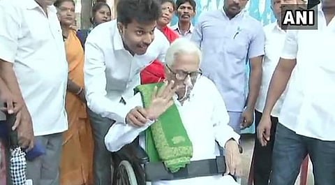 உடல் நலிந்த நிலையில் 96 வயதிலும் வாக்களித்த க.அன்பழகன்