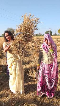 நாங்கள் என்ன நாற்றமடிக்கிறோமா? - பாஜக வேட்பாளர் ஹேமமாலினியைச் சாடிய விவசாயி