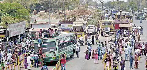 ஆபத்தான முறையில் மேற்கூரையில் பயணித்த மக்கள்