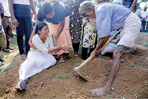 இலங்கையில் நிகழ்ந்த தொடர் குண்டுவெடிப்பு சம்பவங்களுக்கு ஐஎஸ் தீவிரவாத அமைப்பு பொறுப்பேற்றது: தடுக்கத் தவறியதற்காக மன்னிப்பு கேட்டது இலங்கை அரசு; உயிரிழந்தோர் எண்ணிக்கை 321 ஆக உயர்வு; 40 பேர் கைது