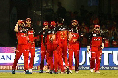 திருப்பத்தை ஏற்படுத்திய கடைசி 2 ஓவர்கள்; டிவில்லியர்ஸ் மிரட்டல் அடி: ப்ளேஆப் சுற்று வாய்ப்பைத் தக்கவைக்கும் ஆர்சிபி